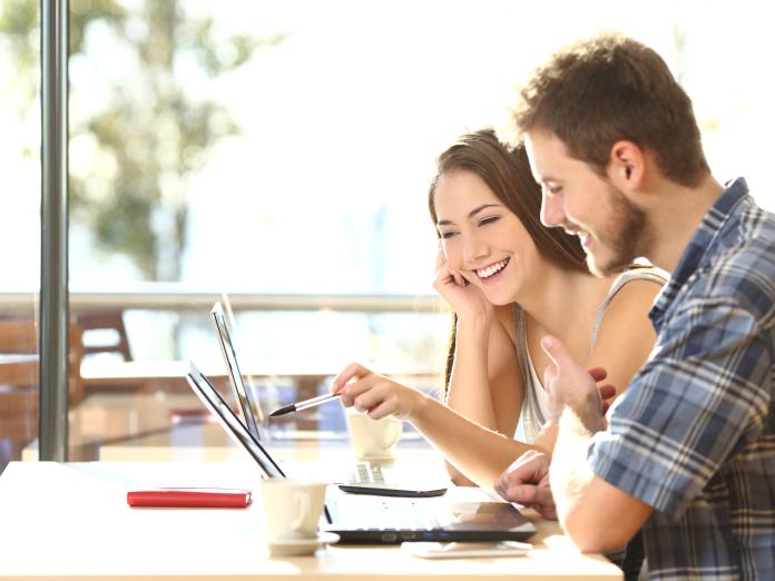 To sygeplejestuderende arbejder sammen om et fagligt emne til et arrangement hos Uddannelse København